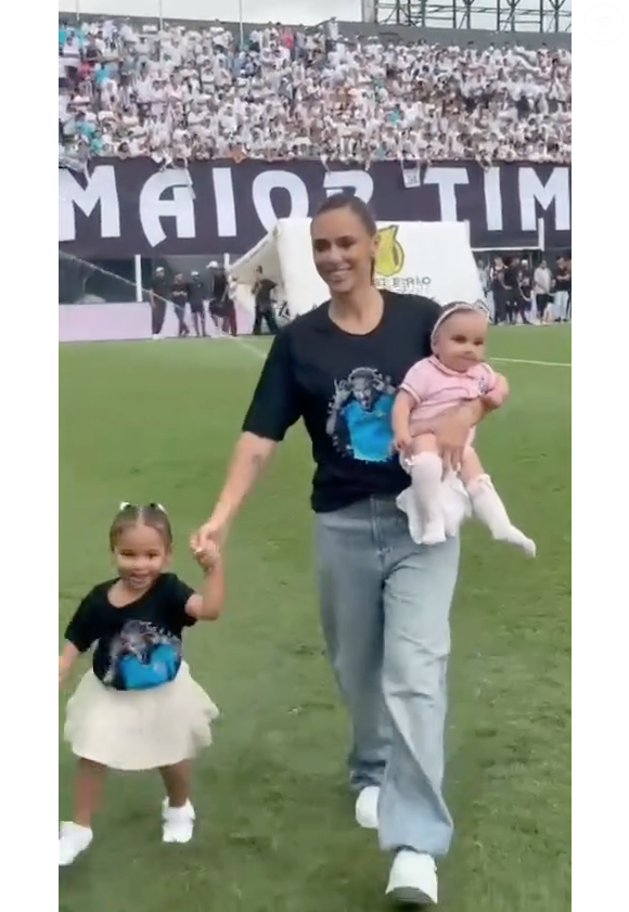 Com Mavie no chão e Mel no colo, Bruna Biancardi chamou atenção por uma atitude com Helena