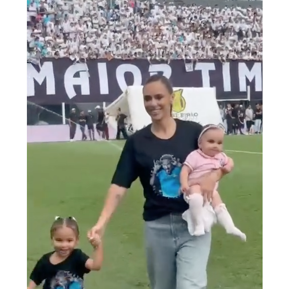 Com Mavie no chão e Mel no colo, Bruna Biancardi chamou atenção por uma atitude com Helena