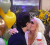Ana Maria Braga beijando o marido Fábio Arruda: mais do que uma data romântica, o Dia do Beijo virou também um convite para cuidar dos lábios e valorizar o sorriso. Afinal, quando bem hidratados e preparados, eles não só deixam qualquer batom mais bonito como também garantem conforto ao longo do dia