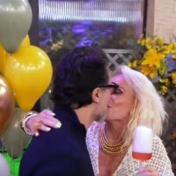 Ana Maria Braga beijando o marido Fábio Arruda: mais do que uma data romântica, o Dia do Beijo virou também um convite para cuidar dos lábios e valorizar o sorriso. Afinal, quando bem hidratados e preparados, eles não só deixam qualquer batom mais bonito como também garantem conforto ao longo do dia