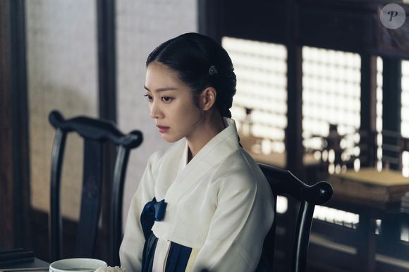 "Eu não faço depilação nas costas, então agora eu transpiro lá. Basicamente, o suor encontra novos lugares para escapar", contou a atriz