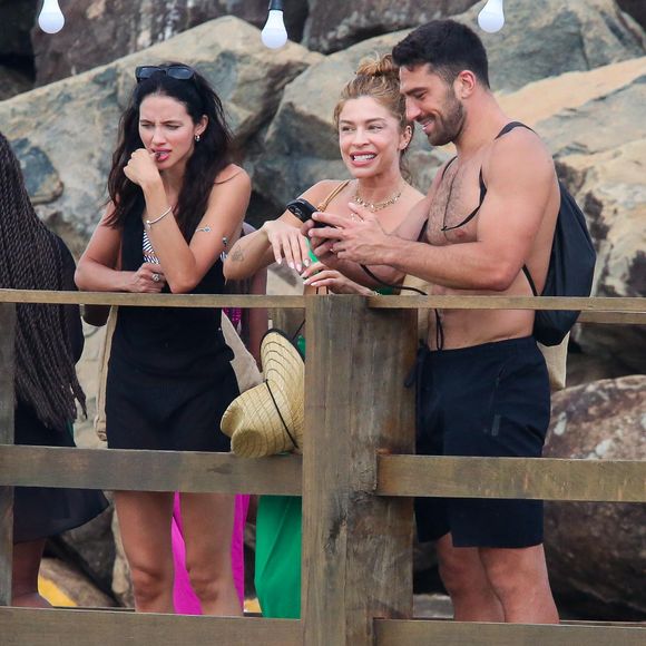 Grazi Massafera e Alvise Rigo pareciam estar curtindo a conversa e o clima de descontração.