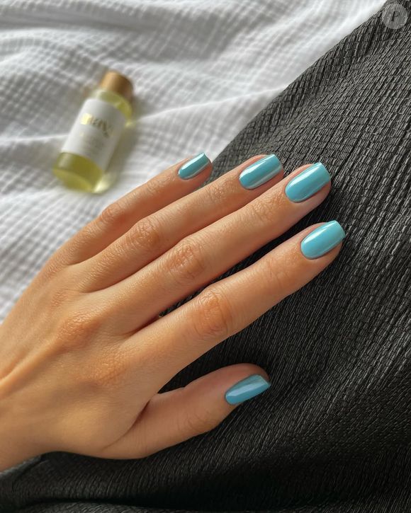 Entre os tons com um pouco mais de cor, adoramos o azul-bebê, pois é um tom claro e suave que traz uma sensação de tranquilidade e limpeza