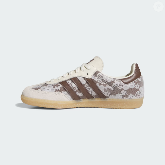 O tom "renda de chocolate" reforça a proposta romântica da nova versão do Adidas Samba OG, que mantém a essência de um dos tênis mais tradicionais da marca com um acabamento ainda mais elegante