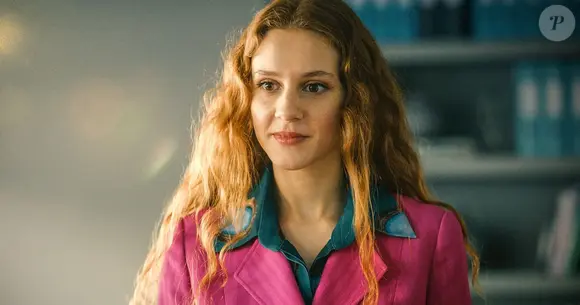 'Seja Você Mesma' é uma adaptação do romance homônimo de Ceylan Naz Baycan que acompanha Merve (Eroğlu), uma jovem de 28 anos que desfruta de todos os privilégios de uma vida sem preocupações