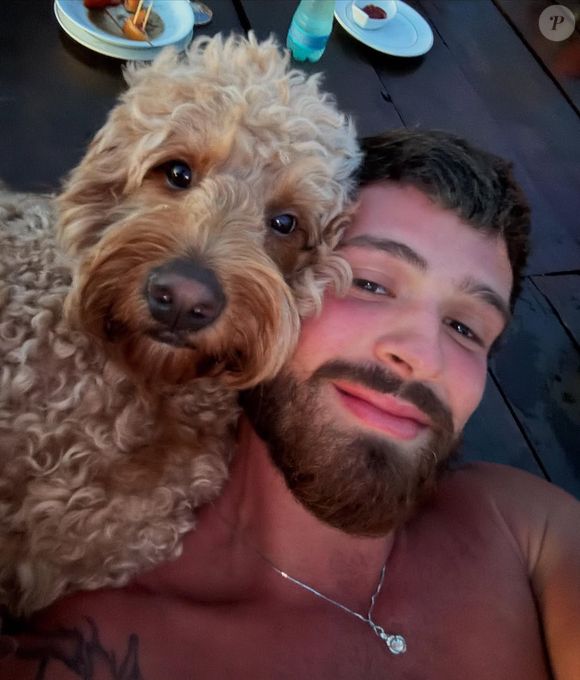 As imagens do reencontro, registradas por fotógrafos de plantão e divulgadas em perfis de fofoca, viralizaram rapidamente. Mas foi um detalhe nas mãos da atriz que chamou ainda mais atenção dos internautas.