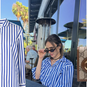Isabelle Drummond apostou em um look confortável e sofisticado durante sua viagem pelos Estados Unidos, combinando a blusa de inspiração clássica com uma carteira que acrescenta um toque de luxo à produção