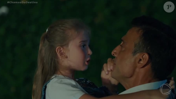 Gunes abraçada com Celebi na novela turca 'Chamas do Destino'