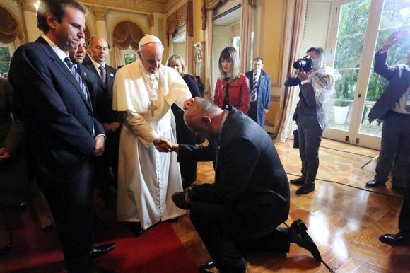 Em 2013, durante a passagem do Papa Francisco pelo Brasil, Oscar Schmidt teve um momento com o pontífice e recebeu uma oração especial