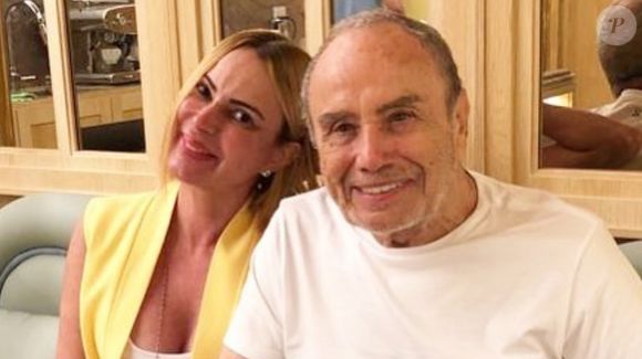 Mari também defendeu a harmonização peniana como uma alternativa estética menos agressiva do que intervenções femininas populares, como as próteses de silicone.