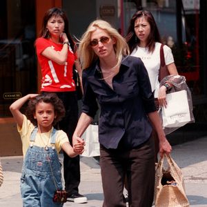 Moda com nostalgia: modelo da Vicenza inspirado nos looks de Carolyn Bessette-Kennedy promete dominar o Outono 2026