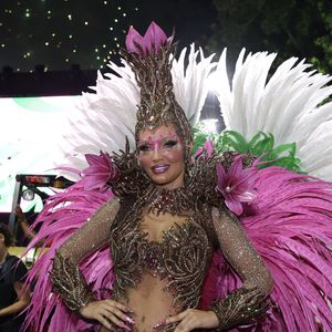 Carnaval 2026: a cantora Karinah desfilou à frente do último carro da Mangueira