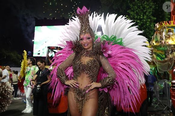 Carnaval 2026: a cantora Karinah desfilou à frente do último carro da Mangueira