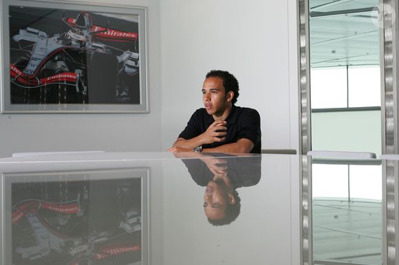 Lewis Hamilton assinou seu contrato como piloto de Fórmula 1 em 2006