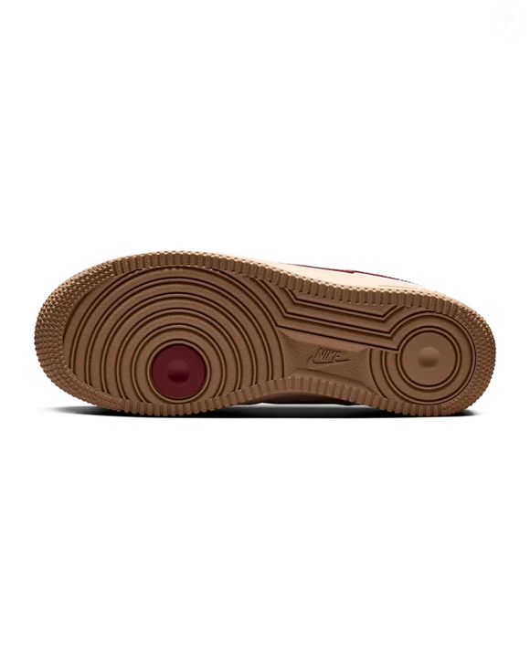 O solado caramelo, o visual vintage e os acabamentos premium fazem do Nike Air Force 1´07 aquele tipo de tênis que chama atenção sem precisar exagerar