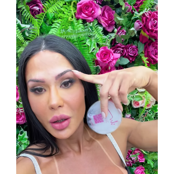 Gracyanne Barbosa também removeu uma micropigmentação em suas sobrancelhas