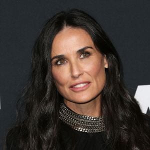 A atriz Demi Moore em 2016 no desfile de moda da Saint Laurent no Hollywood Palladium