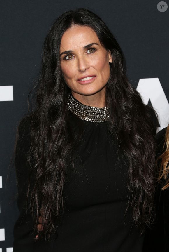 A atriz Demi Moore em 2016 no desfile de moda da Saint Laurent no Hollywood Palladium