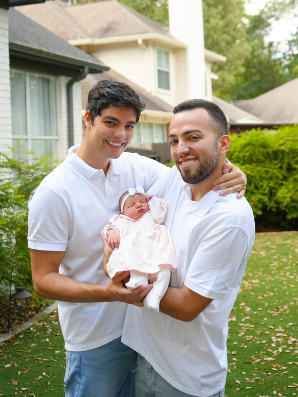 Em 6 de outubro, os influenciadores Lucas Rangel e Lucas Bley viraram papais de primeira viagem com o nascimento de Mia! 'Nunca imaginamos sentir um amor tão grande nessa vida e após tanto tempo ela está em nossos braços. Filha, você é o maior presente que poderíamos ter, vamos te proteger, te amar, cuidar, sonhar e construir uma linda família com você', escreveu Rangel nas redes