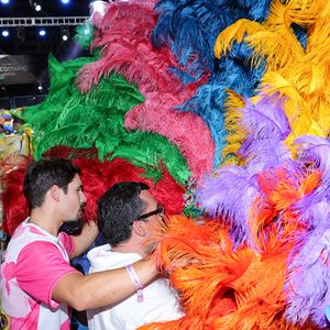 Nicolas Prattes ajudou a ajeitar a fantasia da esposa, Sabrina Sato