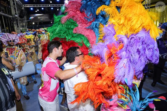 Nicolas Prattes ajudou a ajeitar a fantasia da esposa, Sabrina Sato