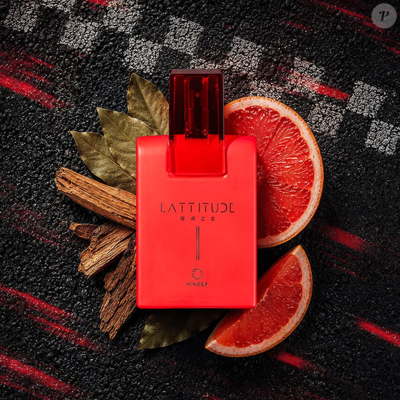 Toranja, mandarina e acorde marinho formam a saída do Lattitude Race, perfume masculino da Hinode que ganha intensidade no coração com folhas de louro, pimenta Timur e jasmim