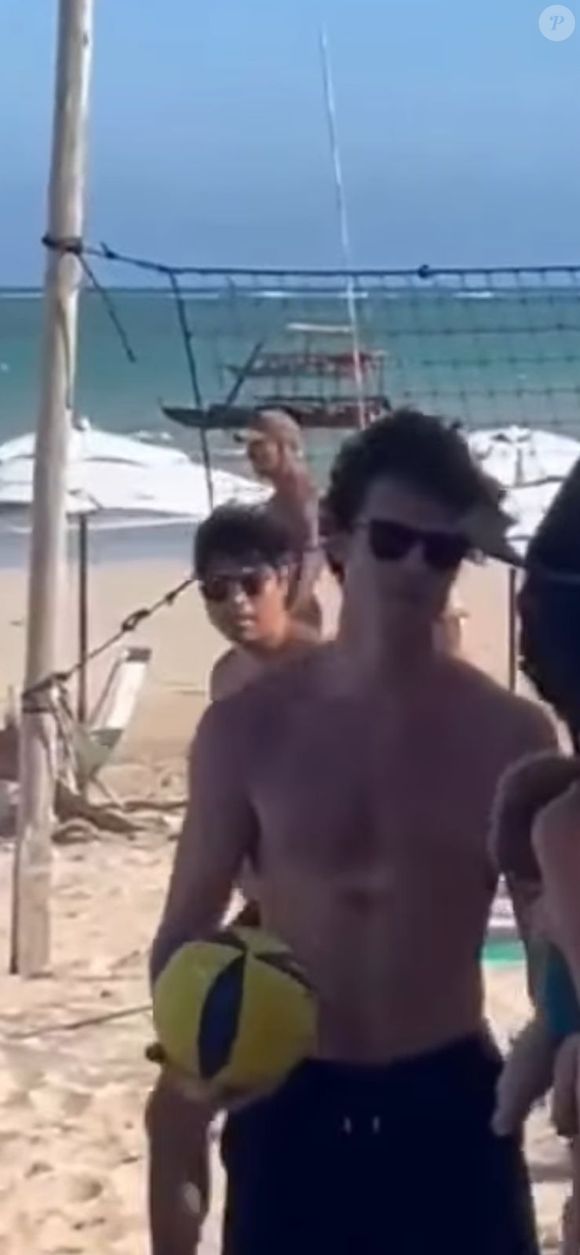 Um detalhe em vídeo viralizado nas redes sociais intensifica os comentários e mantém Bruna Marquezine e Shawn Mendes entre os assuntos mais comentados da web.