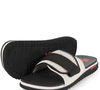 A nova sandália da Kenner apresenta cabedal de neoprene nas cores branca e preta, com pesponto contrastante vermelho, além de fechamento em velcro ajustável para adaptar o calçado aos pés