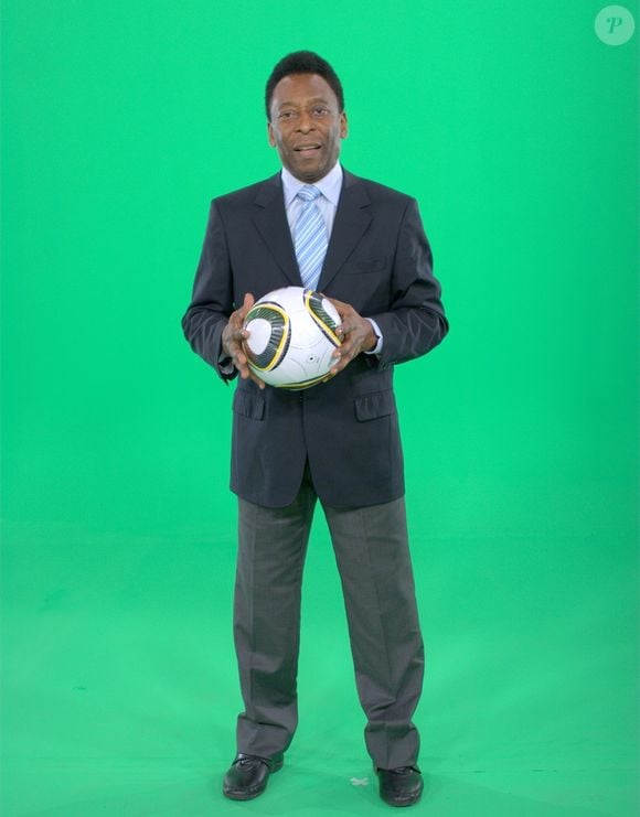 Pelé usou chave em 1966 para fazer assinatura em violão: item histórico vai a leilão