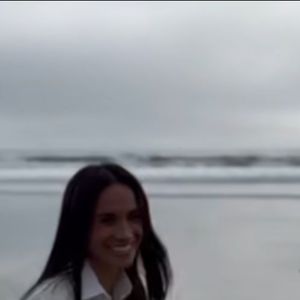 Ao final da postagem, Meghan Markle sorri e sai correndo.