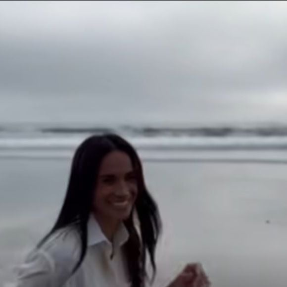 Ao final da postagem, Meghan Markle sorri e sai correndo.