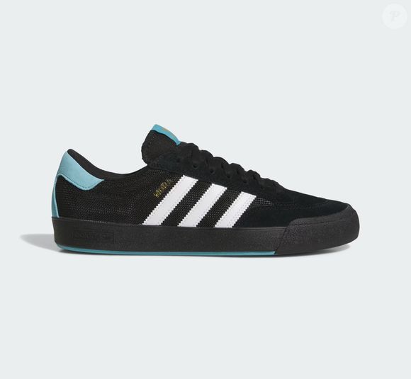Adidas Nora têm detalhes em azul celeste, um truque para suavizar e refrescar o tênis para que ele não pareça sóbrio e sem graça.