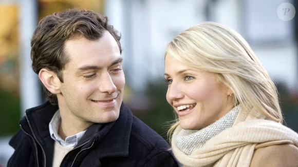 Amanda irá para o belo chalé de Iris na Inglaterra, e Iris irá para a mansão de Amanda em Los Angeles para passar o Natal longe de suas vidas. O que elas não esperam é que essa troca de casas vá transformá-las.