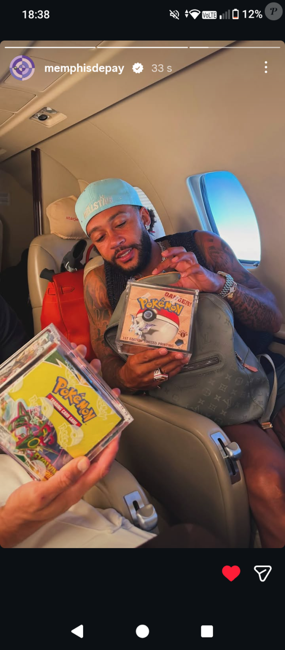 Uma antiga caixa da coleção Fossil pode chegar perto dos R$ 200 mil e foi prometida por Memphis Depay a Neymar. O produto reúne 36 envelopes e, segundo informações da coluna Veja Negócios, duas caixas da mesma coleção foram arrematadas em abril por valores equivalentes a aproximadamente R$ 159 mil e R$ 165 mil