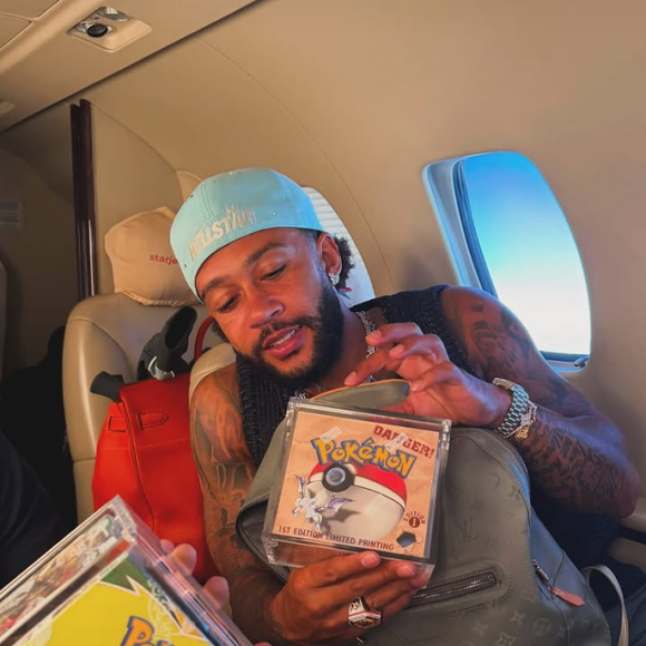 Uma antiga caixa da coleção Fossil pode chegar perto dos R$ 200 mil e foi prometida por Memphis Depay a Neymar. O produto reúne 36 envelopes e, segundo informações da coluna Veja Negócios, duas caixas da mesma coleção foram arrematadas em abril por valores equivalentes a aproximadamente R$ 159 mil e R$ 165 mil