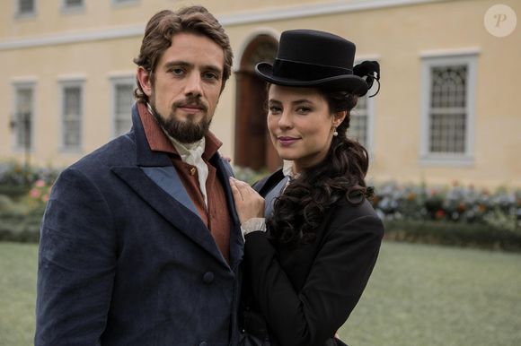 O romance de Felipe (Rafael Cardoso), também entra em crise. Prestes a oficializar a união com Melissa (Paolla Oliveira), o rapaz demonstra claramente que não está disposto a seguir com o casamento.