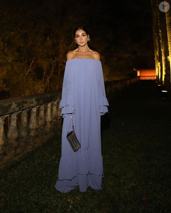 Vestido de festa longo azul oversized é opção moderna e cheia de estilo