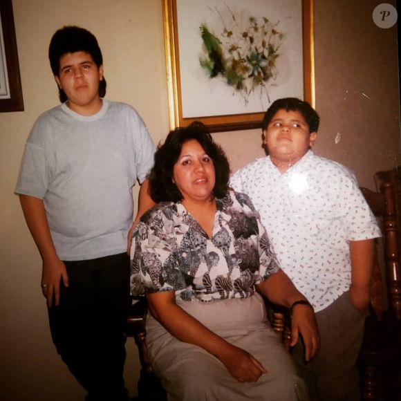 Dominic é reservado nas redes sociais e não faz publicações sobre si, tendo apenas fotos antigas