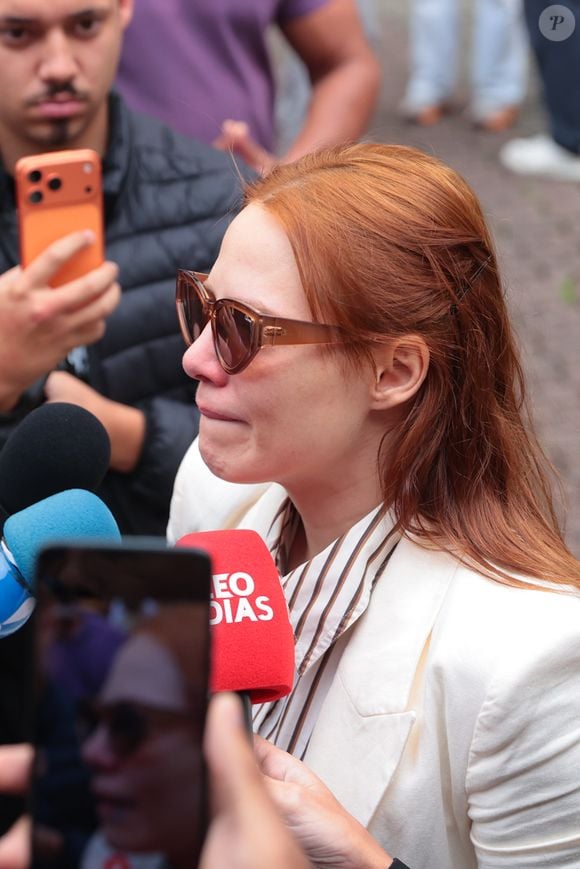 Ao dar entrevistas no velório de Lua Blanco, Leticia Colin estava visivelmente emocionada