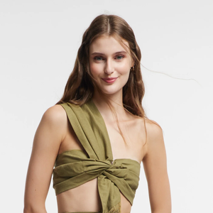 Blusa Cropped em Linho com Ombro Único e Franjas, por R$ 85,90: O ombro único e as franjas transformam o cropped em uma opção moderna e fresca para quem quer fugir do óbvio