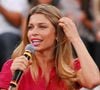 A melhor maneira de secar o cabelo é da raiz às pontas para um acabamento mais brilhante, suave e polido. Direcionar o fluxo de ar nessa direção evita que as cutículas se abram, selando-as e eliminando o frizz.