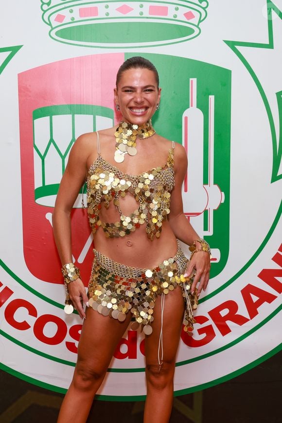 Mariana Goldfarb brilhou na Noite das Musas da Grande Rio com um conjunto dourado de top e minissaia confeccionados em malha de argolas e lantejoulas