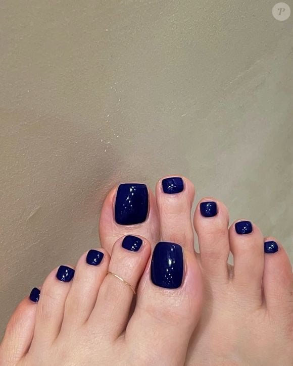 Unhas para pedicure com esmalte azul marinho transmitem elegância e sofisticação nos pés, e vão bem em ocasiões especiais