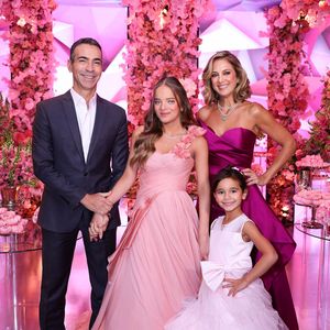 Ticiane Pinheiro com o marido, César Tralli, e as duas filhas, Rafaella e Manuella