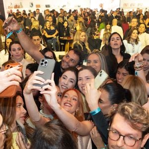 A produção da atriz também conversa com a estética "New Boho", que recupera elementos conhecidos da moda boêmia e os atualiza para uma proposta contemporânea. Marina Ruy Barbosa possivelmente chamou atenção dos fãs presentes no evento com a escolha fashion