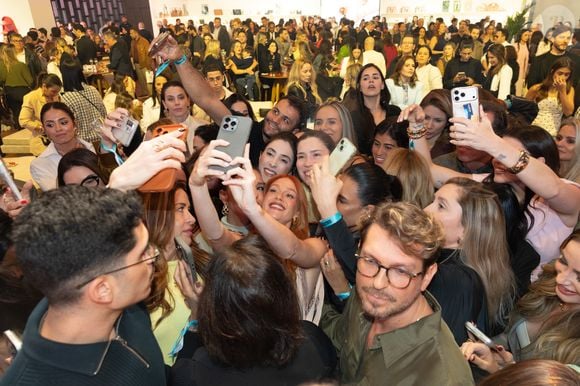 A produção da atriz também conversa com a estética "New Boho", que recupera elementos conhecidos da moda boêmia e os atualiza para uma proposta contemporânea. Marina Ruy Barbosa possivelmente chamou atenção dos fãs presentes no evento com a escolha fashion