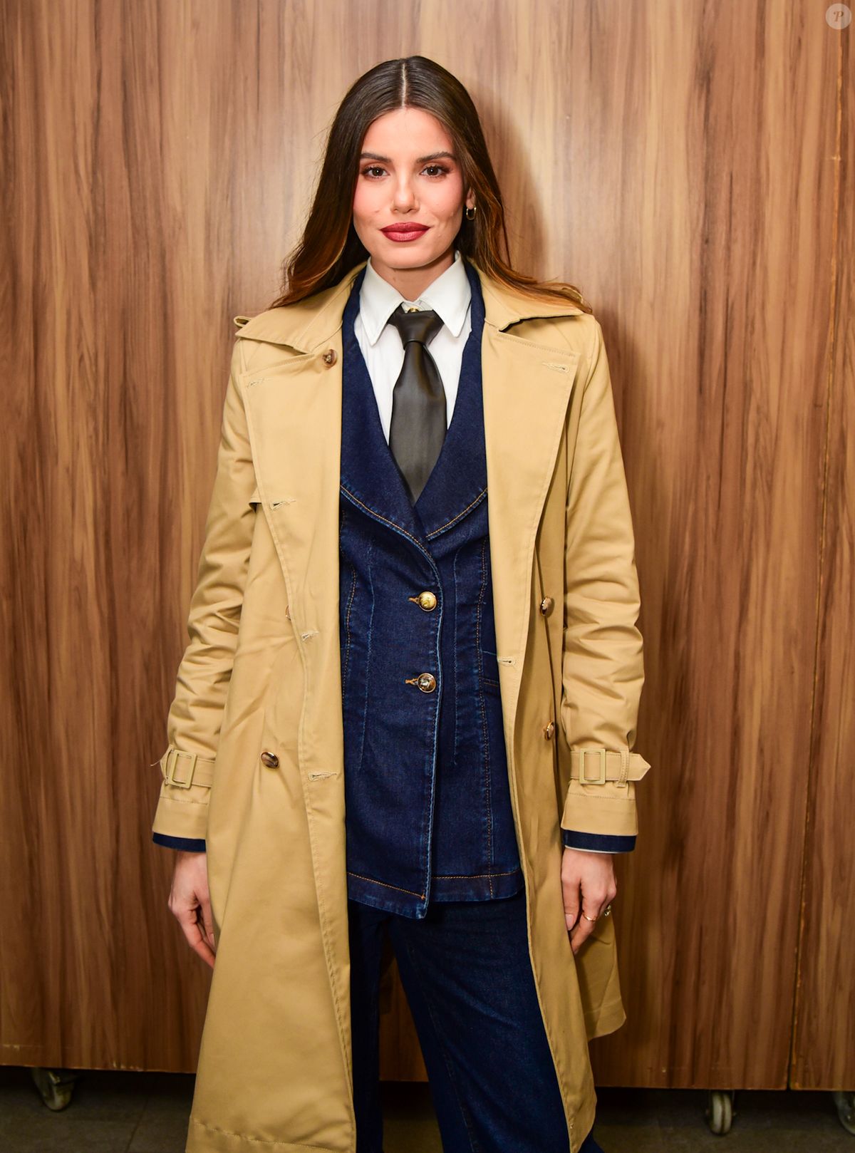 Style Sp Foto: Detalhes dourados do trench coat de Camila Queiroz chamam atenção ...