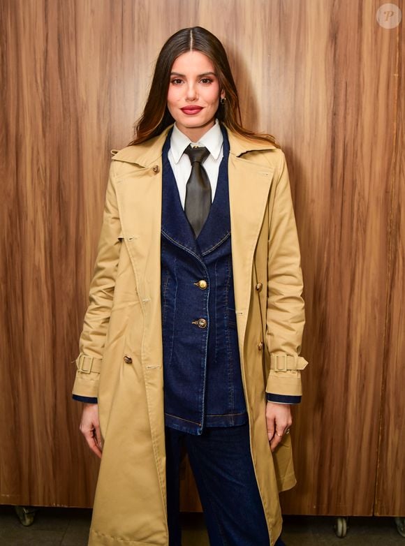 Detalhes dourados do trench coat de Camila Queiroz chamam atenção em evento fashion em SP