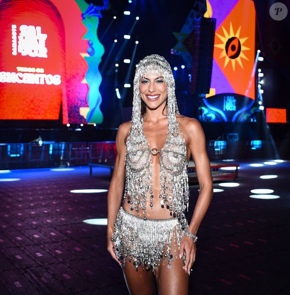 Durante evento em Salvador, Mari Gonzalez comentou sobre Jonas Sulzbach e surgiu deslumbrante com visual prateado e cheio de brilho