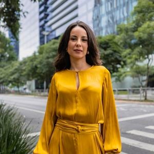 Zenilda flagra traição de Ferette, tem homem aos seus pés e se envolve com Rogério